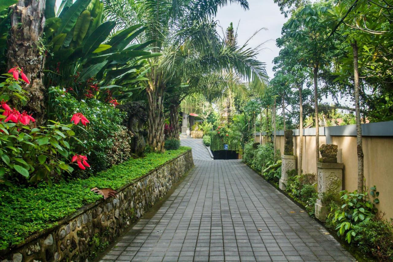 Weda Cita Resort And Spa By Mahaputra Ubud Exterior foto The path leading to the main entrance of the hotel